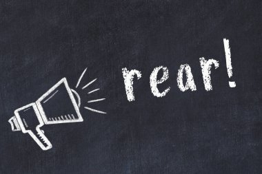 Üzerinde hoparlör ve yazı olan siyah karatahta.