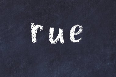 Tebeşir el yazısıyla yazılmış, siyah masanın üzerine yazılmış.