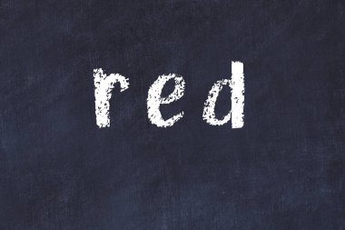 Üzerinde el yazısı kırmızı yazı olan üniversite yazı tahtası.