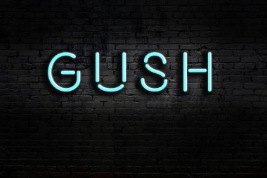 Geceleri duvarda neon levhası var. Yazı fışkırması