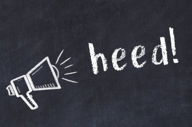 Hoparlörün tebeşir çizimi ve el yazısıyla yazılmış yazı siyah masaya dikkat edin.