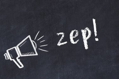 Hoparlör çizimli siyah karatahta ve yazıt zep