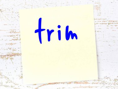 Kesim hakkında hatırlatma kavramı. Tahta duvarda üzerinde yazı olan sarı yapışkan kağıt.