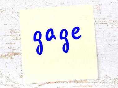 Bagajı hatırlatma kavramı. Tahta duvarda üzerinde yazı olan sarı yapışkan kağıt.