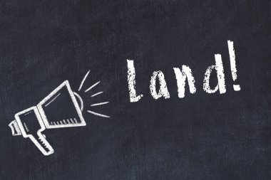 Hoparlörün tebeşir çizimi ve el yazısıyla yazılmış yazı siyah masaya konur.