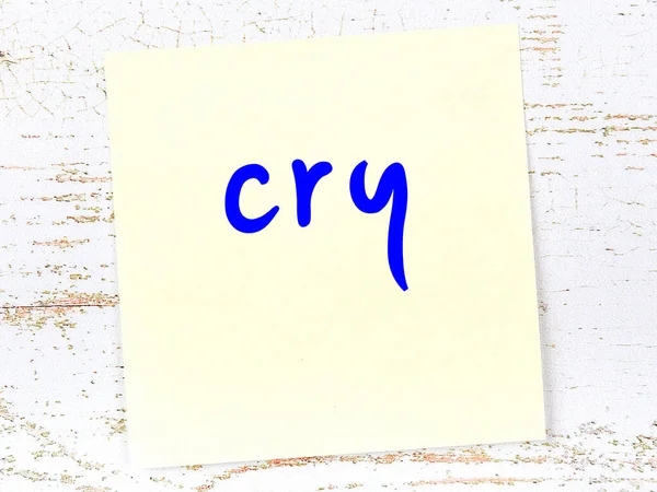 关于哭泣的提醒概念 木制墙壁上印有题词的黄色粘贴纸 — 图库照片