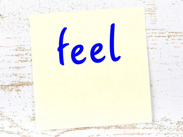 关于感觉的提醒概念 木制墙壁上印有题词的黄色粘贴纸 — 图库照片