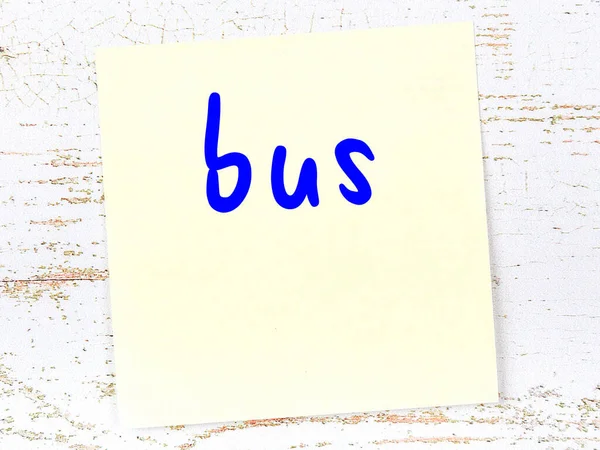 Nota Adesiva Gialla Parete Legno Con Bus Iscrizione Manoscritto — Foto Stock