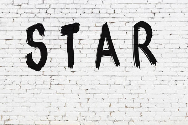 Beyaz Tuğla Duvarda Siyah Boyayla Yazılmış Bir Yıldız — Stok fotoğraf
