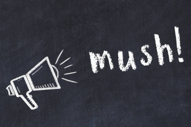 Üzerinde hoparlör ve yazıt lapası olan siyah karatahta.