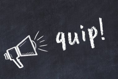 Hoparlörlerin tebeşir çizimi ve siyah masanın üzerine yazılmış el yazısı esprisi.