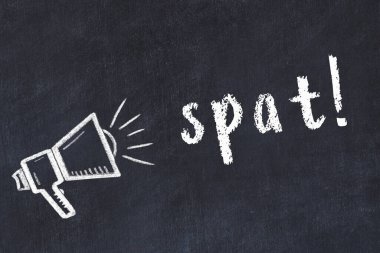 Hoparlör çizimi ve yazıt tükürüğü olan siyah karatahta