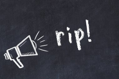 Hoparlörün tebeşir çizimi ve siyah masaya el yazısıyla yazılmış yazı yırtılması