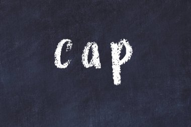 Tebeşir elle yazılmış yazı kapağı siyah masada.