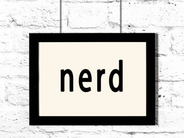 Siyah ahşap çerçeve ve beyaz tuğla duvarda asılı inek yazılar. 