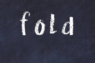 Tebeşir el yazısıyla yazılmış yazı, siyah masanın üzerine.