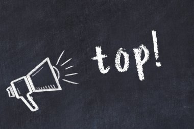 Hoparlörün tebeşir çizimi ve siyah masanın üzerine el yazısıyla yazılmış yazı.