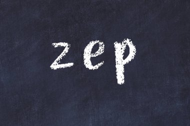 Tebeşir elle yazılmış yazıtlar siyah masaya konur.