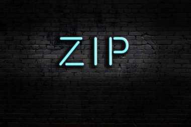 Duvara yazılan fermuarlı neon levhası. Gece görünümü