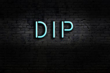 Geceleri duvarda neon levhası var. Yazı dibi