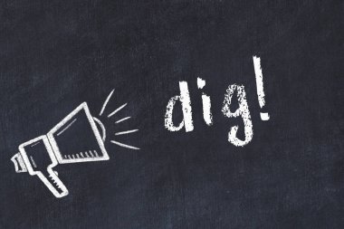 Hoparlör çizimi ve yazıt kazısı olan siyah karatahta