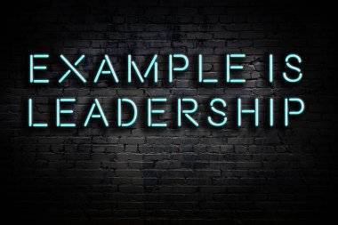 Zekice ve motive edici bir alıntı. Karanlıkta duvarda neon levhası