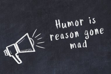 Bilge motivasyonel yazıtlı siyah karatahtaya hoparlör çizimi