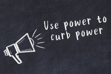 Bilge motivasyonel yazıtlı siyah karatahtaya hoparlör çizimi