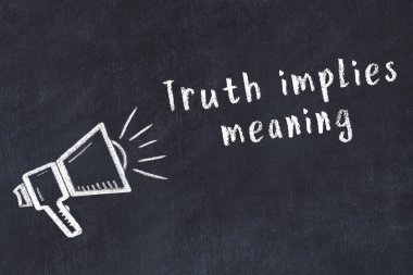 Bir hoparlörün tebeşir çizimi ve siyah karatahtaya el yazısıyla yazılmış alıntılar