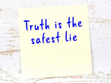 Tahta duvarda el yazısı motivasyon alıntısı olan sarı yapışkan not