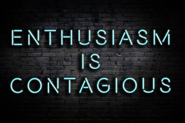 Zekice ve motive edici bir alıntı. Karanlıkta duvarda neon levhası