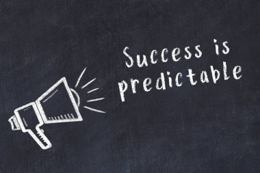 Bilge motivasyonel yazıtlı siyah karatahtaya hoparlör çizimi