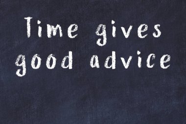 Bilgece motive edici el yazısı tebeşirle yazılmış siyah karatahta