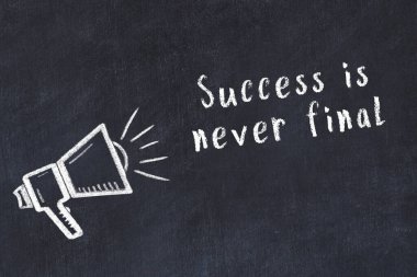 Bilge motivasyonel yazıtlı siyah karatahtaya hoparlör çizimi