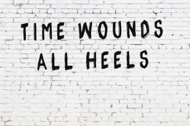 Üzerinde mantıklı alıntıların yazılı olduğu siyah boyanmış beyaz tuğla duvar.