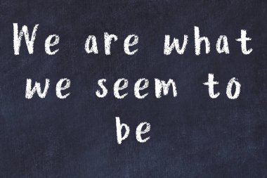 Siyah masa üzerine tebeşirle yazılmış zekice bir söz.