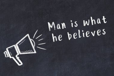 Bir hoparlörün tebeşir çizimi ve siyah karatahtaya el yazısıyla yazılmış alıntılar