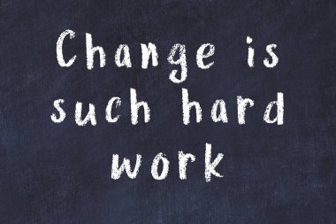 Bilgece motive edici el yazısı tebeşirle yazılmış siyah karatahta