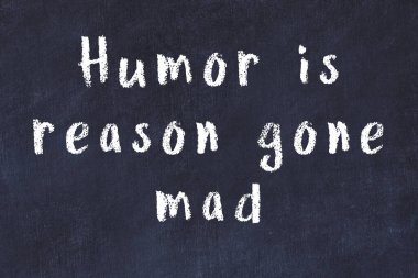 Siyah tahta üzerine akıllı alıntıların el yazması tebeşir yazısı