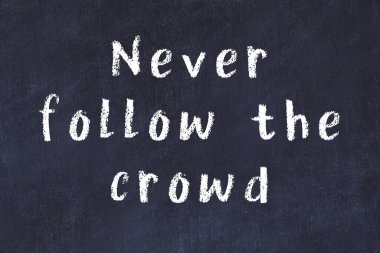 Siyah tahta üzerine akıllı alıntıların el yazması tebeşir yazısı