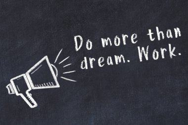 Bir hoparlörün tebeşir çizimi ve siyah karatahtaya el yazısıyla yazılmış alıntılar