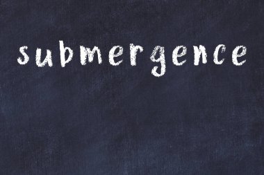 Üzerinde el yazısıyla yazması denizaltılar olan üniversite yazı tahtası.