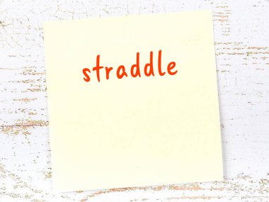 Hatırlatma konsepti. Tahta duvarda üzerinde yazı olan sarı yapışkan kağıt.