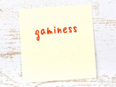 Ahşap duvardaki sarı yapışkan notta el yazısıyla yazılmış espriler var.