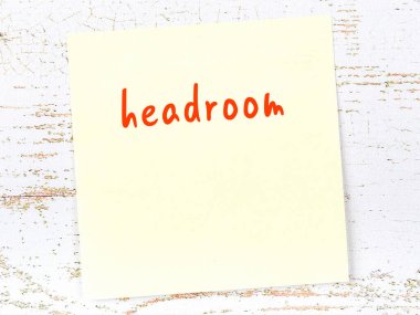 Tahta duvardaki sarı yapışkan notta el yazısıyla yazılmış başlık odası var.