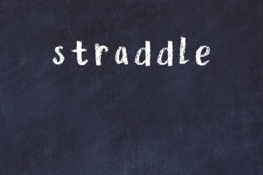 Üzerinde el yazısıyla yazılmış yazı tahtası olan üniversite tahtası.