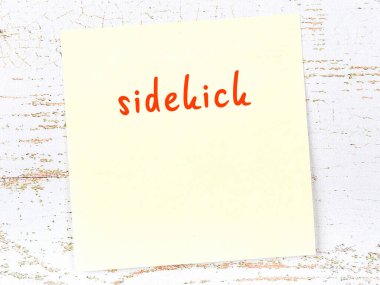 Yardımcı hakkında hatırlatma kavramı. Tahta duvarda üzerinde yazı olan sarı yapışkan kağıt.