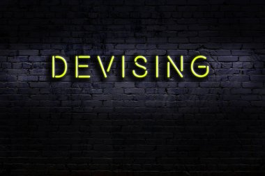 Duvara yazı yazan neon levhası. Gece görünümü