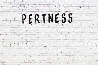 Beyaz tuğla duvara siyah boya ile yazılmış yazım mükemmelliği.