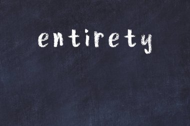 Tebeşir el yazısıyla yazılmış tüm yazı siyah masada.